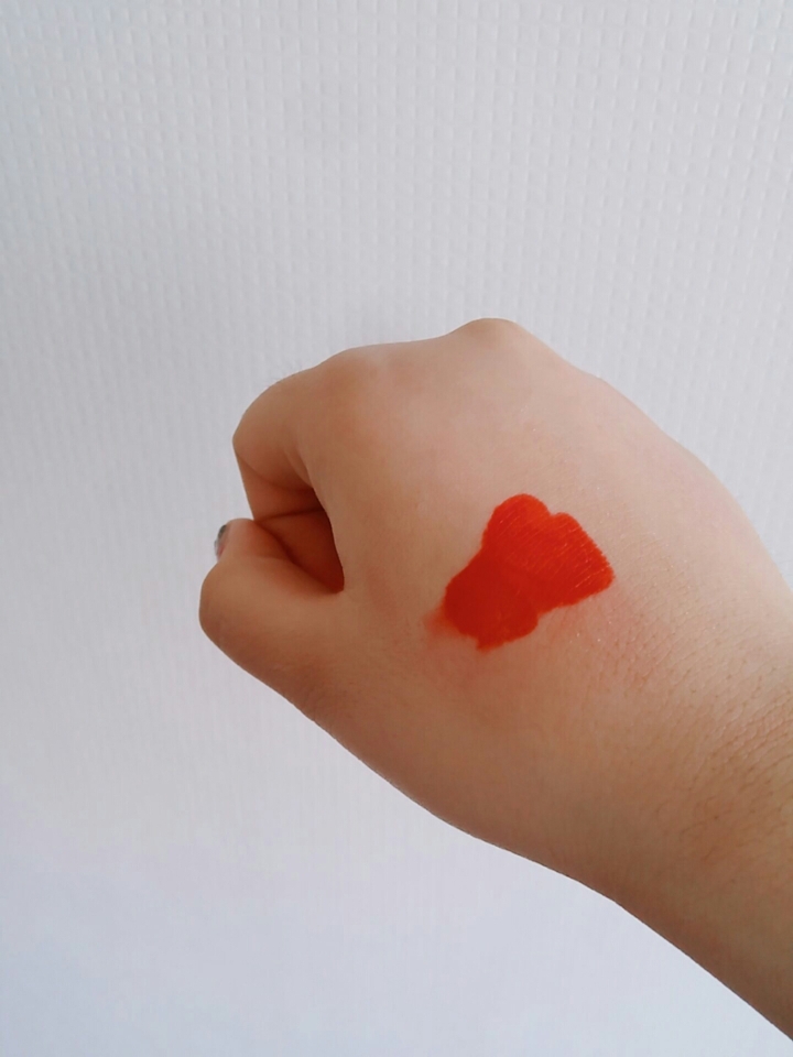 착색을 보기위해 솜으로 닦은 발색사진입니당 틴트라 그런지 착색이 심한편이지만 착색이 핑크가 아니라 제품 그대로색상이라 맘에들었어요ㅠㅜ