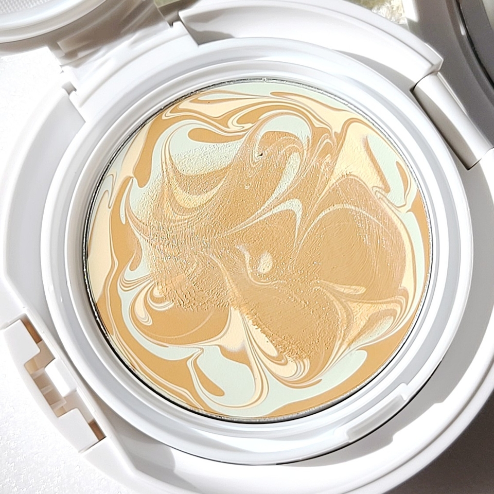 트리플 라떼를 롤링하면 제형이 부드럽게 녹아들며 에센스가 송송 맺히더라구요

​

리페어 에센스 70% 촉촉이 텍스쳐가 벌써부터 감이 오시쥬?😚

