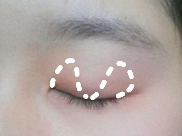 점선 안쪽부분에 옆은 브라운아이섀도우를 채워줍니다뇽
🌸에뛰드하우스.  캬라멜마끼야또🌸