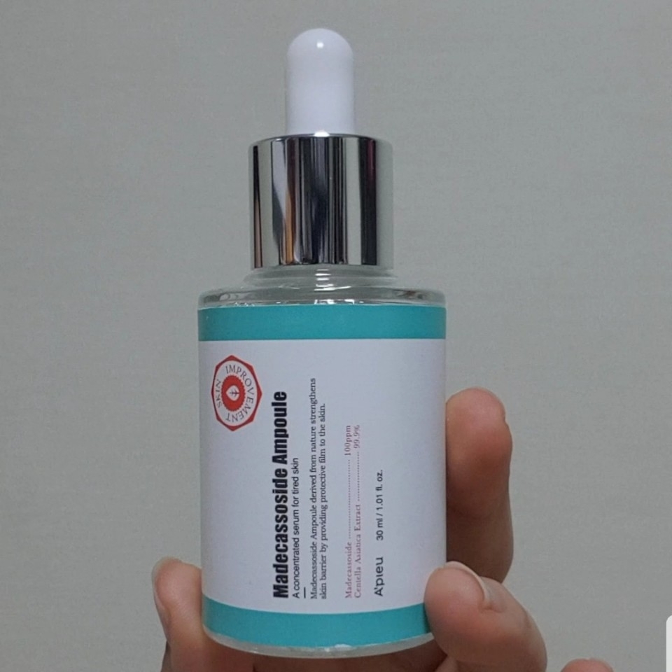 이제품은 30ml 용량으로 사용하기 좋은 스포이드 타입으로 되어있으며투명해 내용물이 보여 얼마나 남았는지 체크하기도 좋습니다.