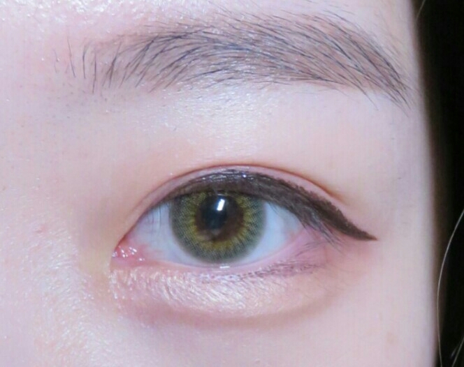 일단 보정해줄 원본파일을 불러줍니다!
끼고있는 렌즈가 워낙 튀는 그래픽이라 오늘 한 보정의 효과가 더 좋았어요
