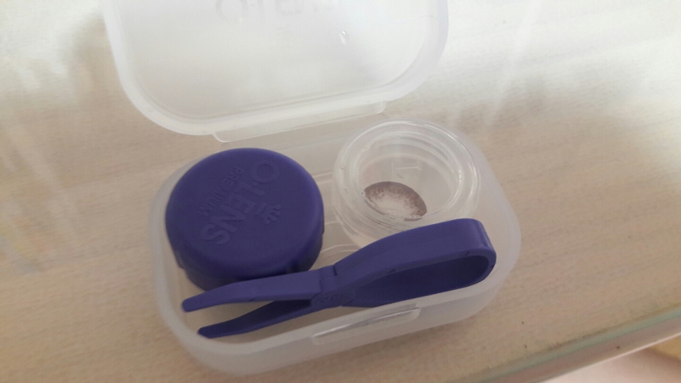 안에는 역시 렌즈통하고 집게가 들어있어요!! 근데 집게가 고무라서 렌즈 집을때 엇갈린다고 해야되나요ㅠㅠ 암튼 그래용!