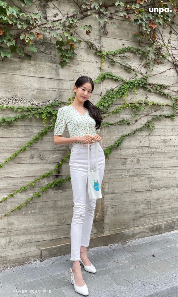 청사과가 사람이라면 
이런 비주얼이지 않을까?🍏

싱그러운 프린트 블라우스와 
화이트 팬츠를 매치해보기만 해도 
청량함이 느껴지는 장원영의 데일리룩!

거기다 풍성하게 연출된 
로우 포니테일까지
청순한 데이트룩으로 딱일 것 같아