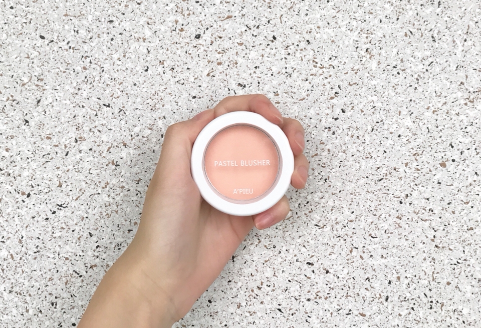 네모난 종이 상자에 포장되어있는데 어디갔는지 도통 모르겠...
색상을 잘 확인 할 수 있게 투명한 케이스에 담겨져 있어요!