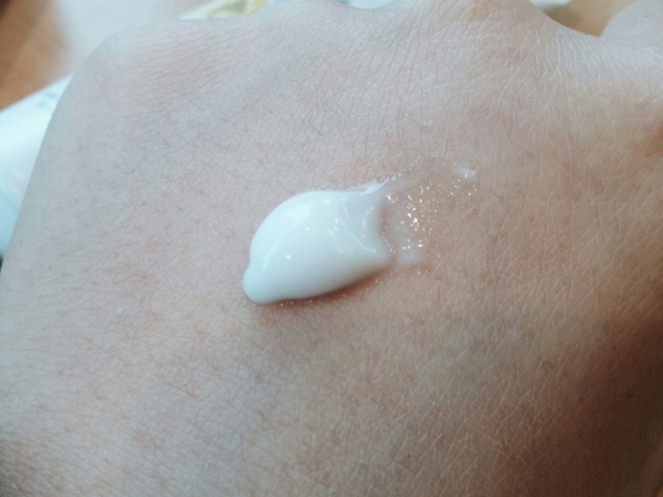손등 주의..!ㅋㅋㅋㅋ으
이런 산뜻한 타입? 젤 수분크림의 제형입니다!