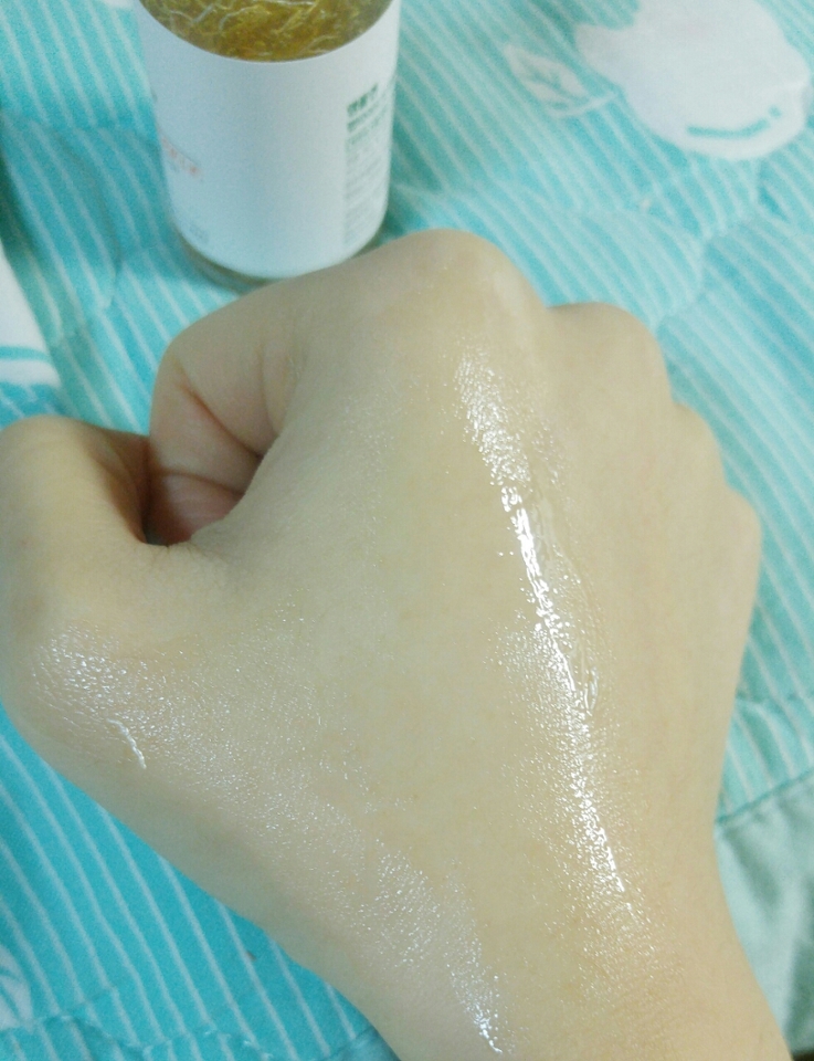 발림성좀 보세요!!
소량으로도 넓게 펴바를 수 있고 발림성도 아주좋아요😍
촥촥한 느낌!!