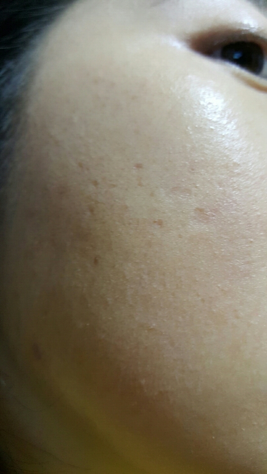 그렇게 밝지도 않고 제 피부색에 맞는거같아서 만족만족!
마무리가 약간 파우더리?해지는거 같아서 더 좋은거같아요
대체적으로 잡티같은것도 잘 가려주는거 같아
저는 대대대대댇 만족입니다?
낼 출근하고 시간이 쫌 지나봐야 알겠지만
다크닝이 좀 걱정이네요ㅠㅠ