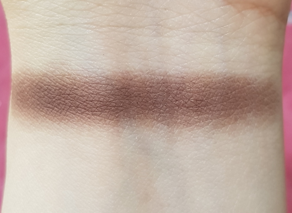 진하게 발색되서 아이라인 그리기 좋은 색상이에요.