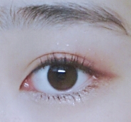 전에 그렸던 아이라인 위로 빨간색 섀도우로 아이라인을 그려줍니다
그럼 끝이에요!간단하죠?