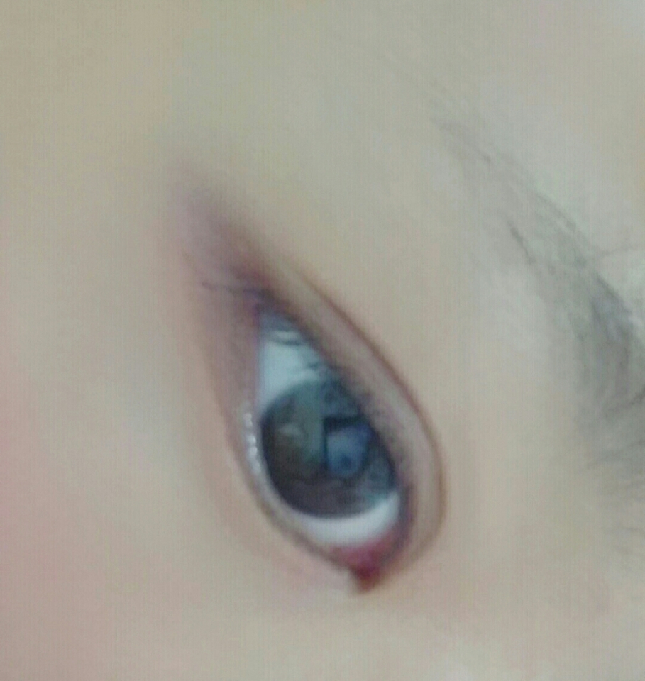 이 사진은 핑크만 활용한 눈입니다. 핑크핑크해서 안색이 밝아보이고 피부가 하얘보여서 대만족\