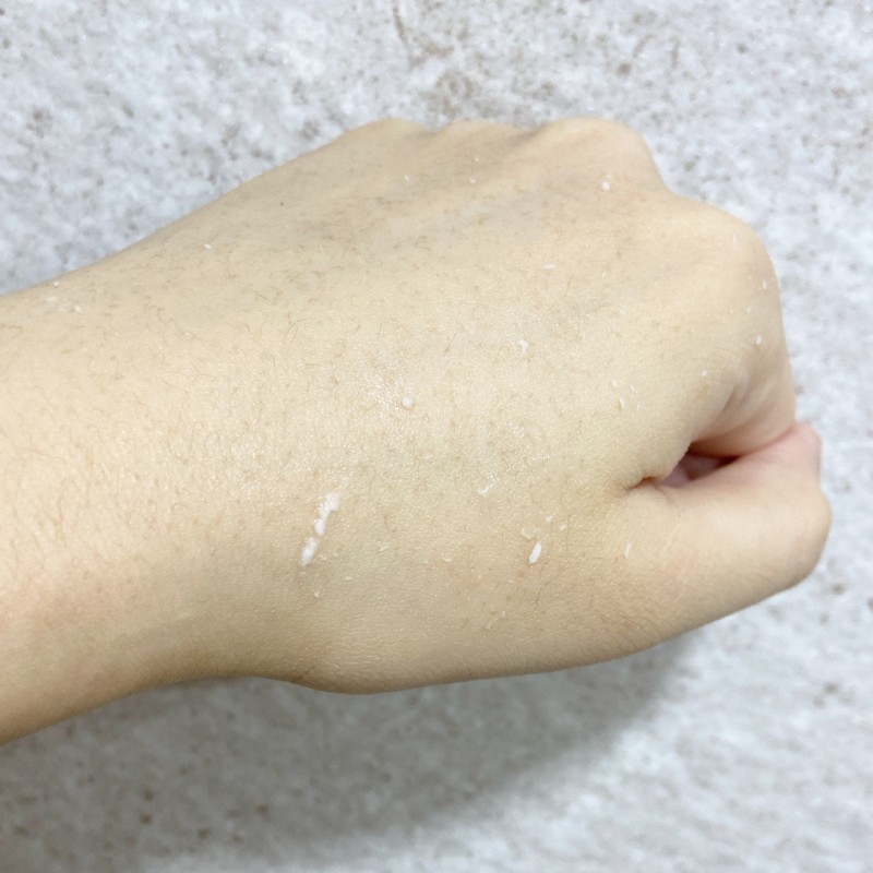 물기가 없는 피부에 내용물을 살살 문지르면 이렇게 고마쥬가 생겨요. 이렇게 각질 제거를 하는 제품입니다.