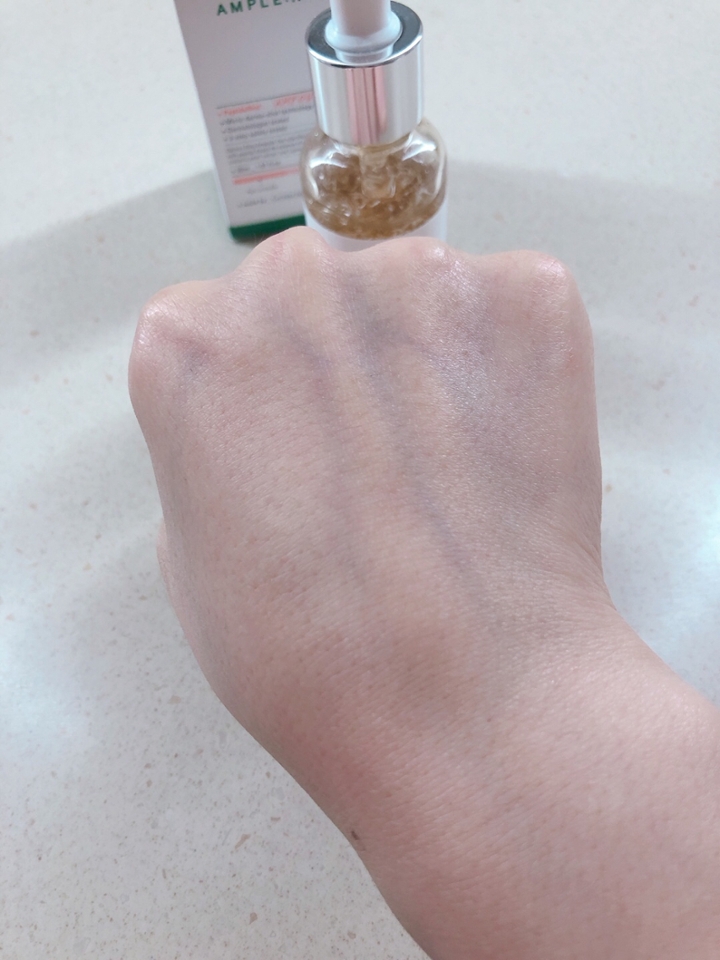 다 흡수시켜주고 나면 쫀쫀해짐이 느껴져용!
그리고 충분히 자고 일어나면 진짜 피부가 쫀쫀해짐과
약간의 보드라움이 느껴져용!! 
피부 탄력과 주름에 신경쓰이시는 분들께 추천드립니다!