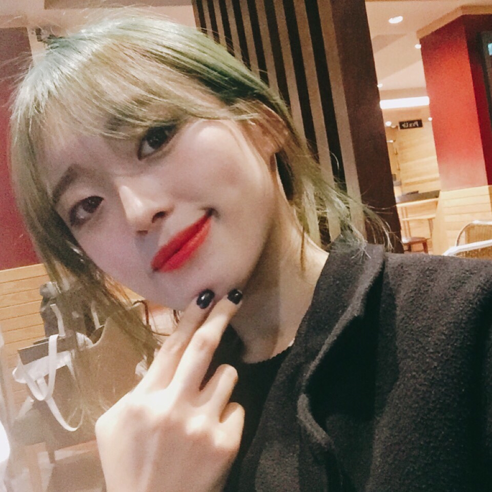어두운데서 봐도 눈이 또렷해보여서 좋답니다 :)
무쌍분들 ! 저희도 핑크 메이크업 할 수 있어요 ㅠㅡㅠ 자신감을 가지고 예쁜 아이메이크업을 해용!
좋은 팁이 되길 바랄게요 ㅎㅎ !