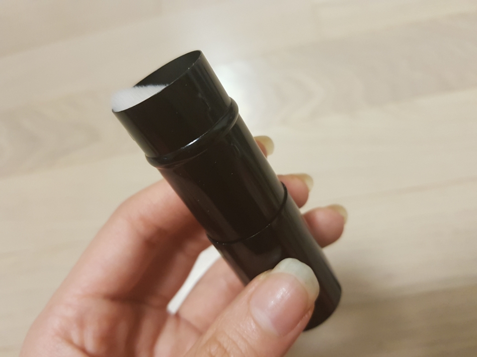 뚜껑을 열어보시면 안쪽에 올렸다 내렸다 할 수있는 케이스(?)가 
모를 보호하고 있는데 사용하실때는 내려서 사용하시고 뚜껑닫으셔서 보관하실땐 올리셔서 닫으시고 하시면 되세요!
뚜껑이 잇기 때문에 휴대용으로 쓰기도 되게좋아요~
