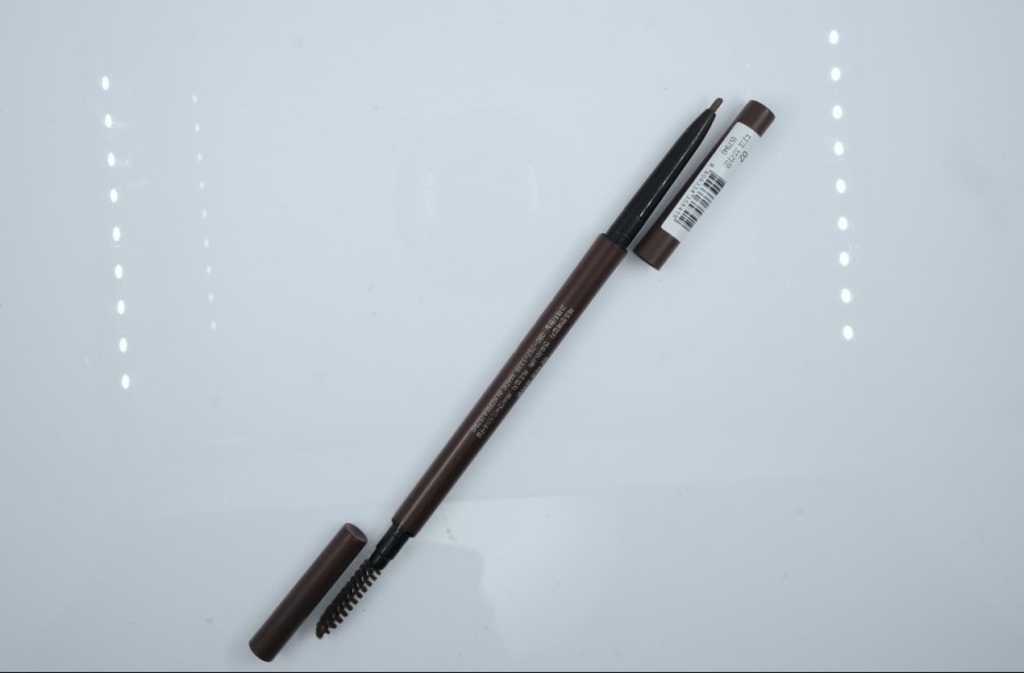 앞부분은 초 슬림한 아이브로우 펜슬이고,
뒷부분은 자연스러운 눈썹을 완성할 수 있는 스크류 브러쉬가 내장되어있어요!
근데 펜슬자체가 워낙 얇다보니 스크류브러쉬도 당연히 일반 시중에 나와있는 제품들에 비해 얇더라구요!
