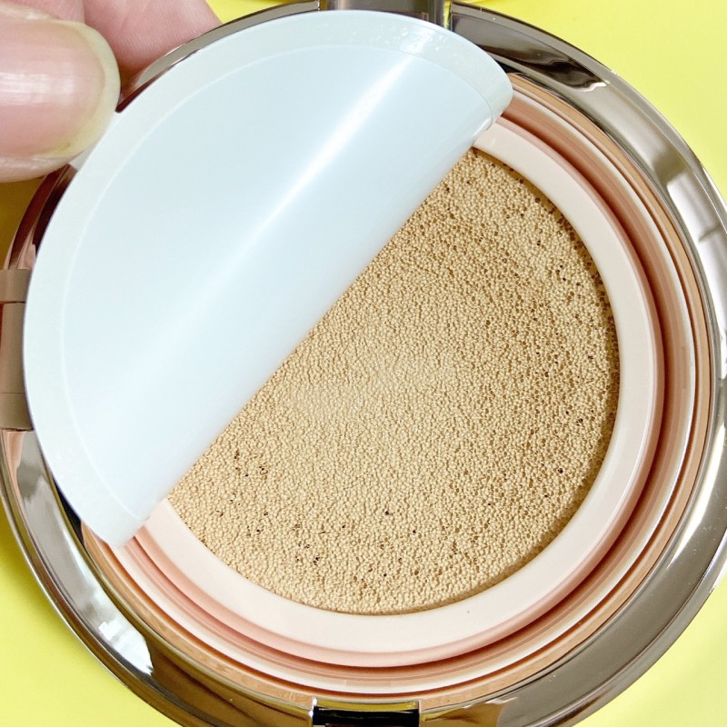 역시 새상품이라 내용물을 보호하기 위한 스티커가 부착이 돼 있습니다.

이 스티커를 떼어내면 바로 스펀지가 보여요.