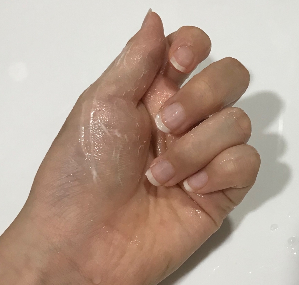 트리트먼트를 물과 함께 문지르면 미열과 함께 일반 트리트먼트처럼 하얗게 변하면서 크림같아져요💦