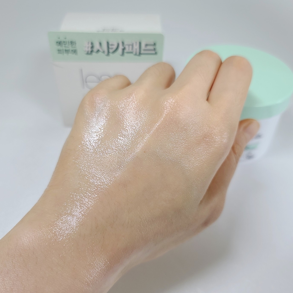 손등 테스드 후 촉촉함도 한 번 보고 가셔요:)
​
에센스가 넉넉하다 보니 패드가 얇아도 수분감을 많이 머금고 있어요💦
