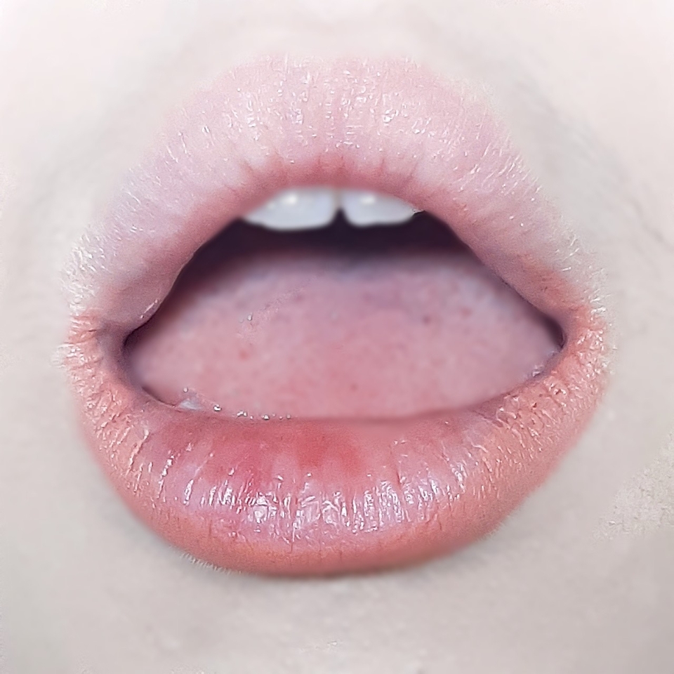 오버립을 하는 방법은 정말 간단한데요!!
먼저 입술 아래에 원래 선이 있잖아요?? 그거보다 약간 오버해서 선을 따줘요

⚠이때 입술 안쪽은 바르지않는것이 뽀인투에요 입술안쪽까지 바르면 포인트립 본연의 색을 망쳐 유저님들이 원하는 이쁜 색상이 안나올수있어요⚠