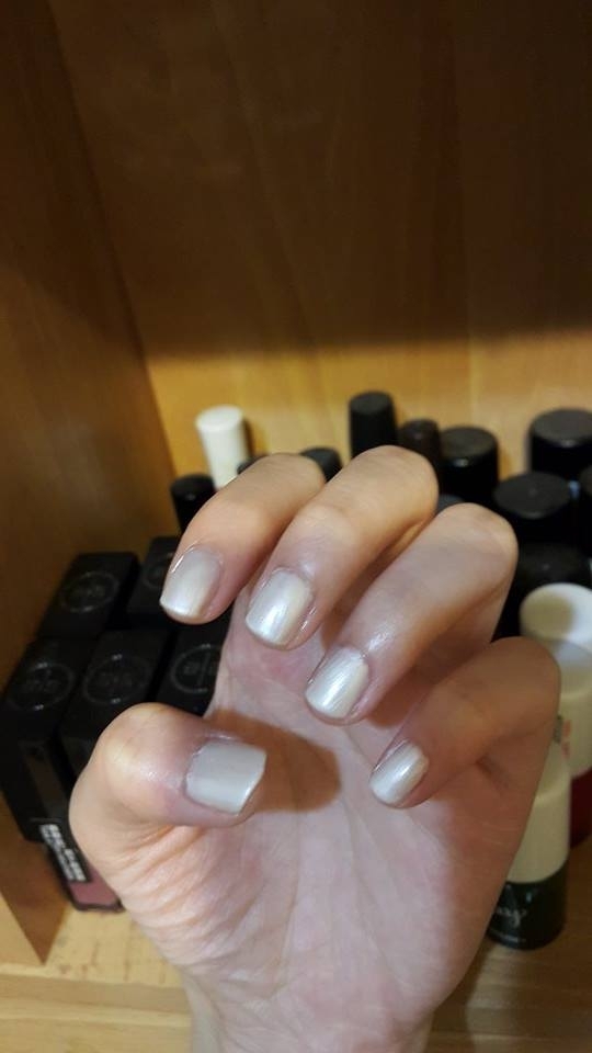 擦了三層後,非常飽和,
雖然對我來說真的非常慢乾
但是不要臉的覺得好美好柔的顏色阿❤❤❤
個人覺得擦在腳上更顯白,配上露腳指的鞋,絕配阿~~
