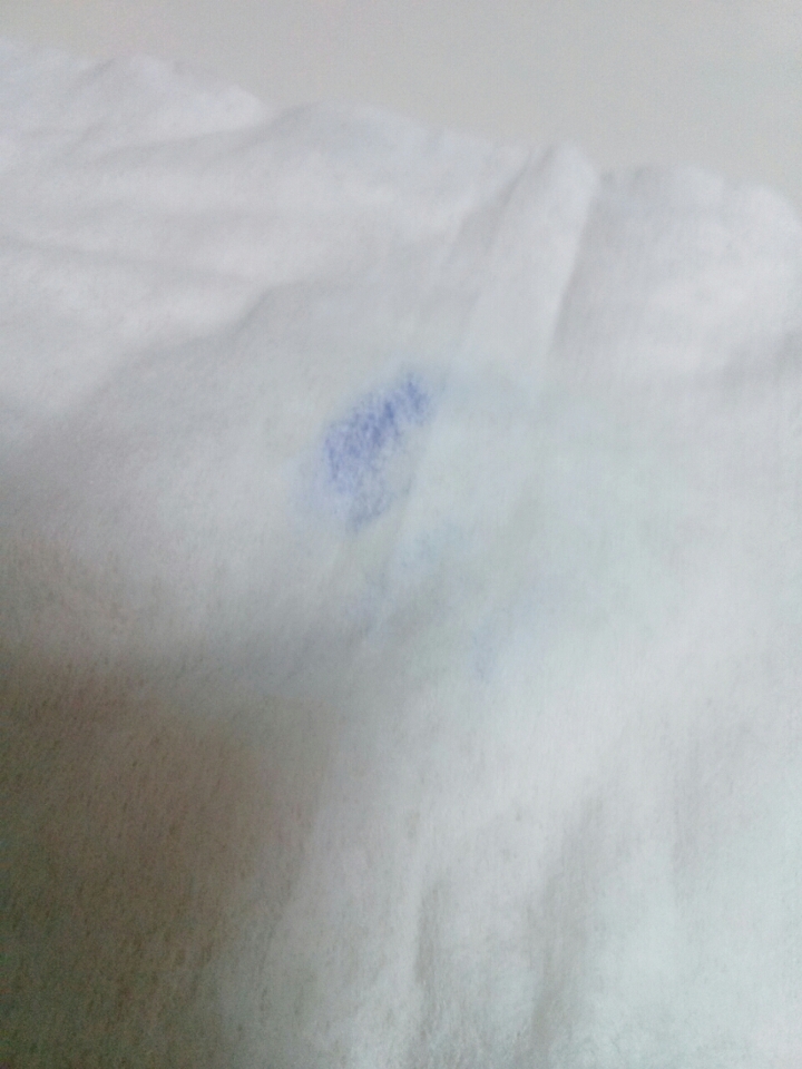 기왕 물티슈사진도ㅋㅋㅋ 물티슈에는 볼펜만 묻지 쿠션은 안묻어나요! 😏

이상입니다! 첫 리뷰라 손 바들바들 떨며 썼는데 어땠는지요ㅠㅠ  다음에는 딴 제품으로 찾아올게요 :)

궁금한건 댓글로 물어봐주세요🙉