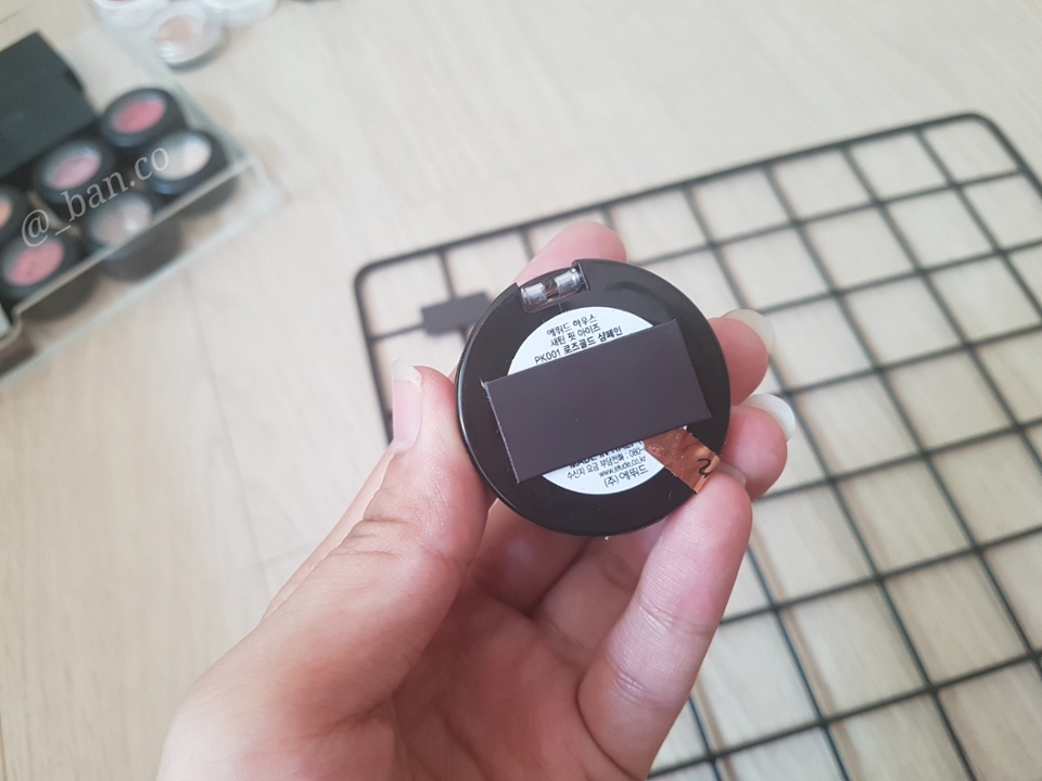 이렇게 네이밍이 가려지지않게끔
자석스티커를 붙여줍니다:)
(저는 바보라 이렇게 해야만 제품구별이 가능합니다ㅠ.ㅠ)