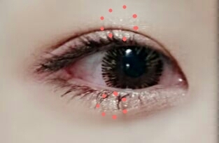 눈중앙과 애교살중앙에 아리따움 코코넛베이를 바르고 살짝경계만풀어주듯 문질문질해줍니다~*