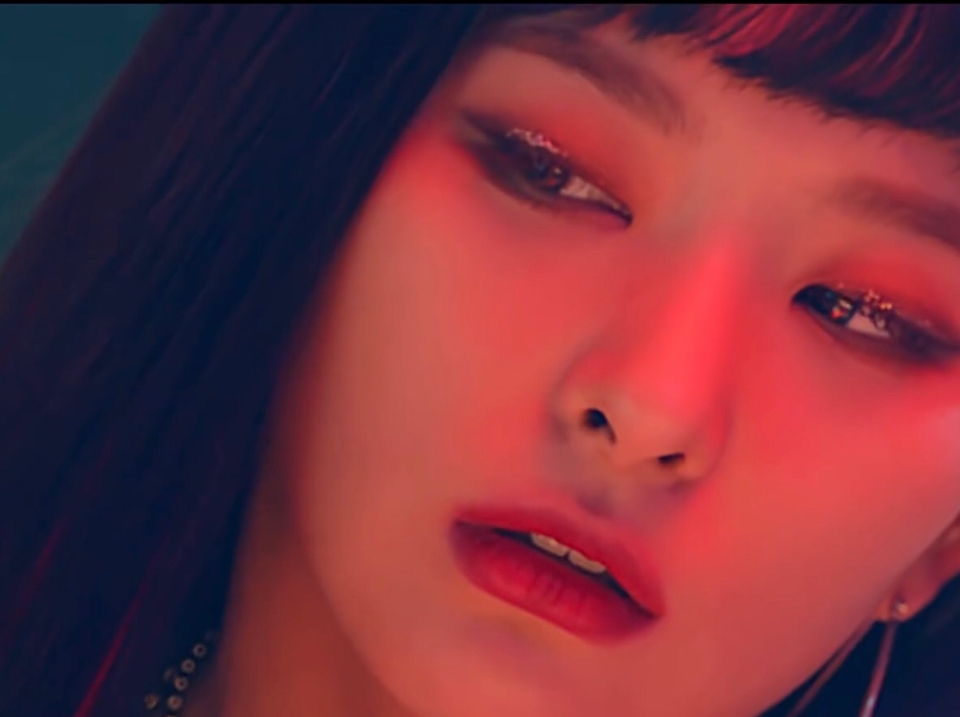 오늘 메이크업은 슬기님의 얼굴을 닮는것이 아닌 뮤비에 나오는 메이크업스타일을 카피한것이라는점 참고해주시고 저와같이 레츠꼬~🐔 하실까요?! 🤗