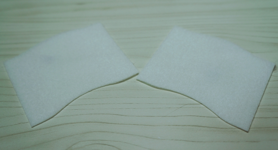 요렇게 절취하고나면 왼쪽하나, 오른쪽하나로 토너를 듬뿍묻혀 사용하시면 편리해요 ㅎ
그리고 절취할 수 있으니 팩도 가능 하다는 점!!
양쪽 볼에 두개, 이마에 하나, 턱에 하나 요렇게 토너를 묻혀 팩도 가능합니다.ㅎ

