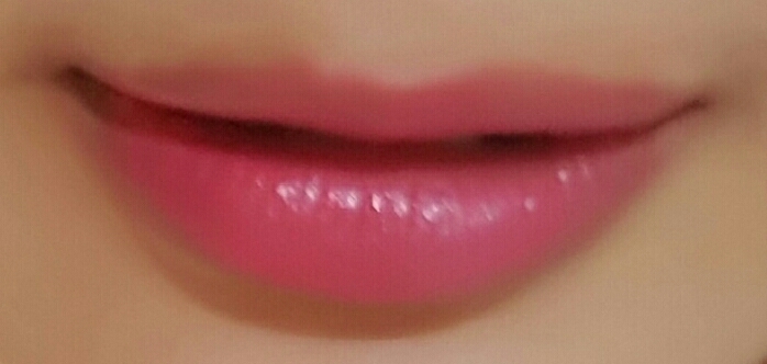 ♡맥 임패션드♡
형광색이 있어보이지만 막상 보면 웜톤에게도 무난히 어울리는 핑크에요. 여름에 많이 발랐었는데 제형이 러스터다보니 모란지처럼 각질부각이 좀 있어요 ! 하지만 색이 너무 발랄하고 통통 튀어서 미워할 수 없는 아이입니다.