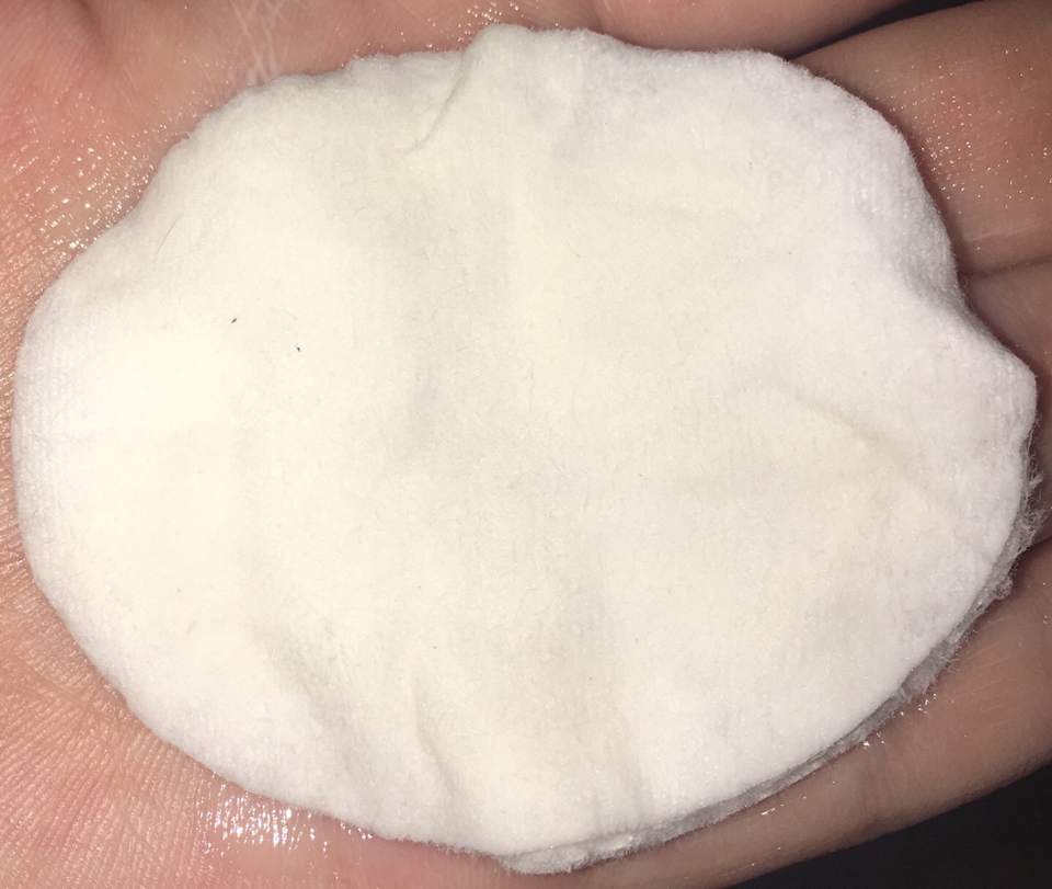 네번째 입니다 
아직까지도 메이크업 잔여물이 보이죠 ..🤢
완벽히 닦아내려면 5번 닦아낸 후 클렌징폼으로 마무리 해야해요 
원래부터 이 제품이 2차세안이 권장된 제품이라지만 클렌징폼으로 마무리 하려면 6차세안은 해야 말끔하게 지워낼 수 있어요😵
이 라인 클렌징 오일에 비해 클렌징밀크는 세정력이 영 좋지 않은것 같아요 
1회사용에 펌핑을 3번이나 하고 다섯번을 반복해야 지워지니 하루에 엄청난 양을 사용하게되고 화장솜도 많이쓰고 화장솜으로 여러차례 닦아내다보니 피부에 자극도 심해져서 잔트러블이 급속도로 많이 생겼어요 
세안 후 피부는 촉촉하게 마무리되는 편이에요 