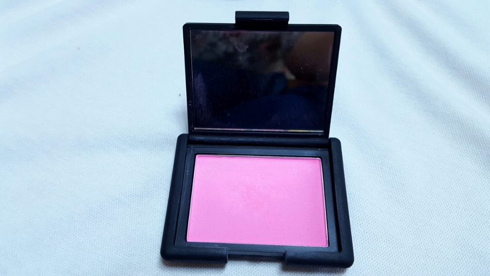 요번에는 나스 블러셔와 이니스프리 블러셔를 함께 발색해볼게요 
딱히 이유는 없어요 파우더타입인데 싱글인 것들이 이렇게 둘이라 😂😂

요녀석은 아주 핫한 쿨톤 핑크 느낌이죠?

열고 애써 웃으며 음그렇구나...☺...할 수 밖에 없었죠 처음엔...