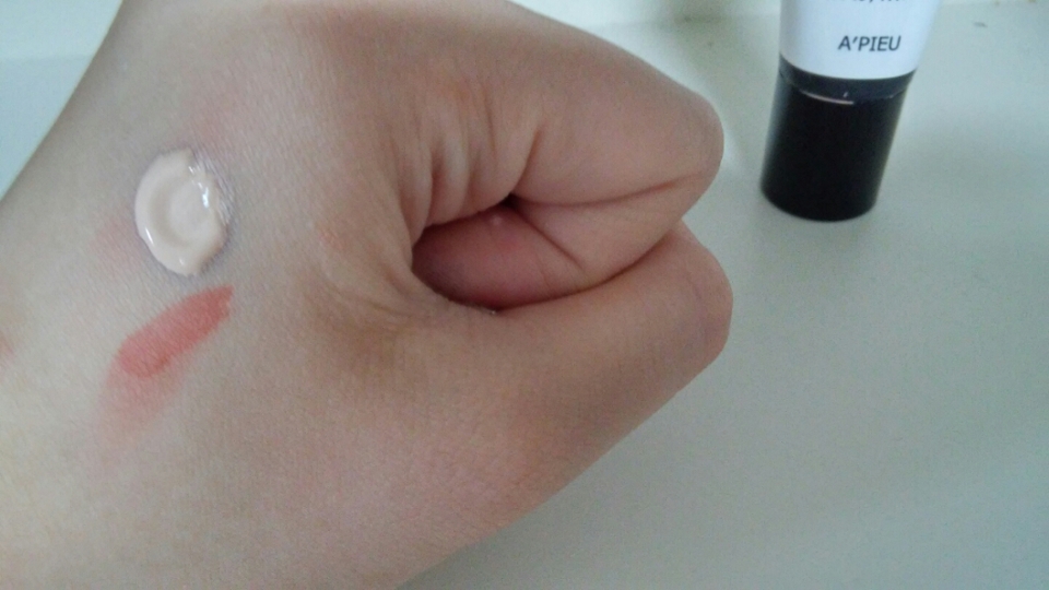 파데가 색상이 조금 밝아요! 기존 21호를 쓰는 저한테도 조금 밝았어요! 