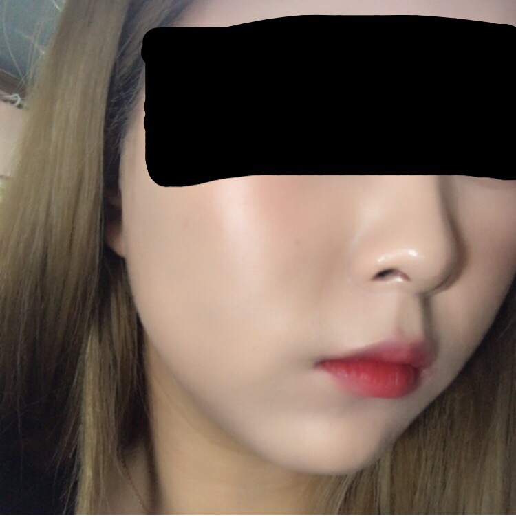 바르고 난뒤 사진을 찍어봤어요 컨실러를 하지 않았는데 정말 고의 완벽한 커벼력이였어요^^ 만지면 보송한데 보면 예쁜 광이 살짝씩 올라와서 피부가 좋아보여요~