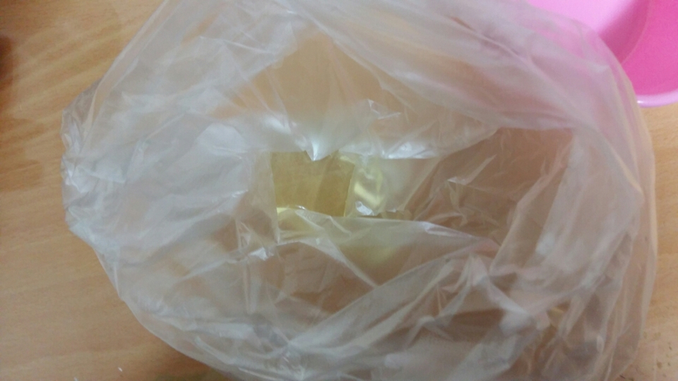 일단 크린백 봉지에 계란 노른자와 흰자를 분리해서 넣습니다 노른자는 보습효과가 잇고 횐자는 피지 흡착과 
각질제거 역할을 합니다 저는 지성이라 보습이 필요없기때메 흰자만 넣엇습니다 구름팩 하시는 대다수 분들은 흰자만 넣더라구요~