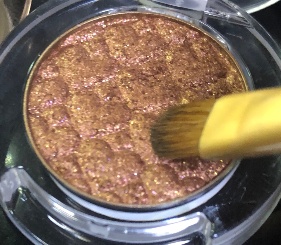 마무리로는 아까 발랐던 빈티지감성을 발색이 잘 되는 짧고 얇은 아이섀도우 브러쉬 또는 아이라인, 아이브로우 브러쉬에 발라서 아이라인 경계를 풀어주고 삼각존도 좀 더 또렷하게 잡아줍니다.