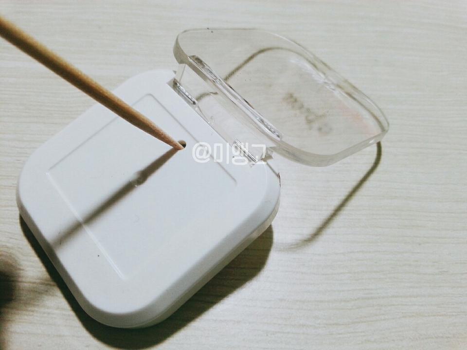 섀도우 뒤에 껍데기?를 떼면 구멍이 있어요 그 구멍으로 이쑤시개를 푹!!!! 넣습니다 이때 쾌감 개쩔어요bb 근데 퐉 떨어질 수 있으니 손으로 받치고 하세용