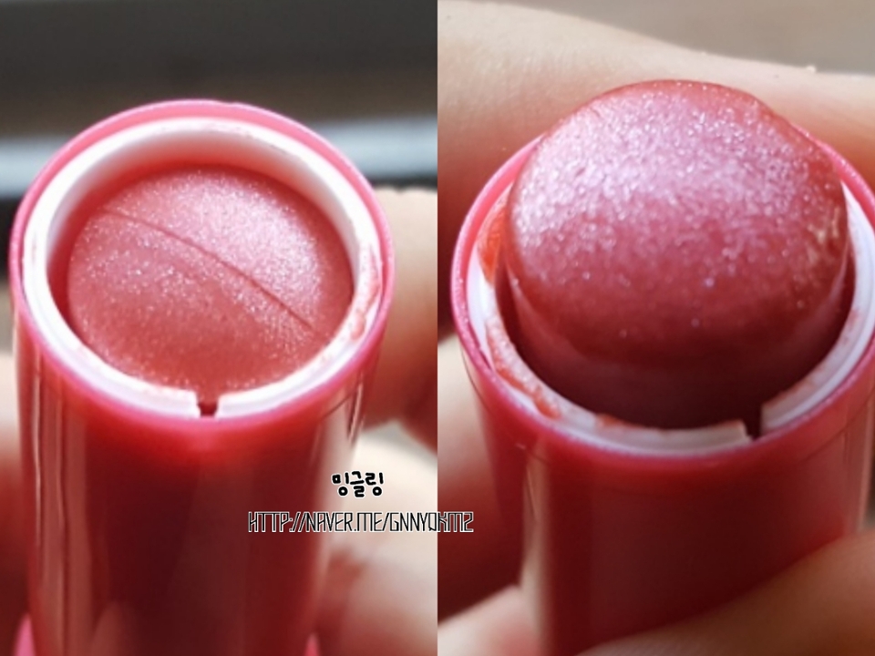 이 펄들 보이시나요?

다른분 리뷰보면, 펄이 과하다고 한 분들이 있던데

그럴만 하더라구요 펄 많습니다 ㅇㅁㅇ

쉬머펄 립밤이래요😮


그래도 색은 참 예쁘지 않나요?  말 그대로 장미컬러입니당❤