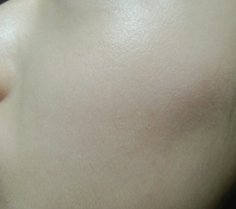 오오오 하애진거보이시나요 그리고 코옆에도한번더 덧발라 많이발랐는데 끼지도않아요! 유레카!
바를때의느낌은 
일단촉촉해요 촉촉하고 마무리감은 보송보송한게장점인거같아요!