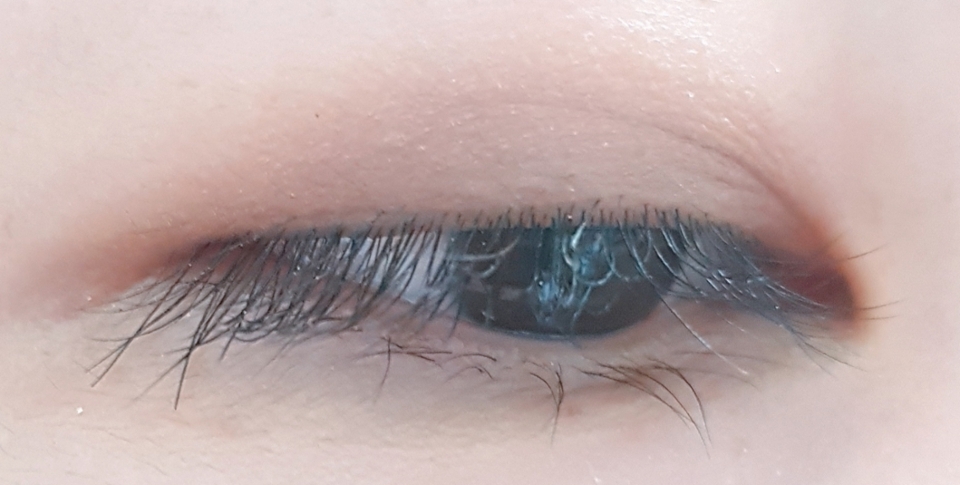 1~2번 정도 손으로 슥슥 발라주면
데일리로 간편 음영 줄 수 있어서
옛날에는 섀도우 잘 안했었는데
요새는 화장하면 이거 맨날 써요!

쿨톤이시라면 당장 에뛰드로 달려가시길~~ㅎㅎ