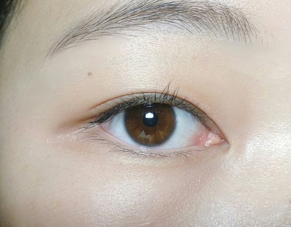 에보니펜슬로 눈썹을그려준뒤 에뛰드마스카라탑코트로눈썹결을 정리해주세요.
눈썹결을 정리해주면 훨씬더 깔끔해보일꺼에요.😊
