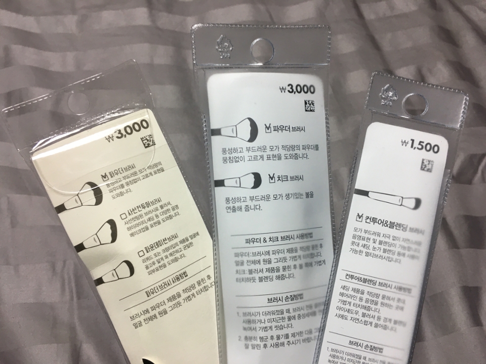 가격은..두구두구 
3천원 3천원 천오백원! 합쳐서 7500....!
커피한잔 안마시면 브러시 세개를 살 수 있읍미다....
역시 다이소하면 가성비죠^^bb
뒷면에 사용방법도 간단하게 적혀있습니다!

그럼 밑에부턴 하나씩 파헤쳐 볼까욧?!