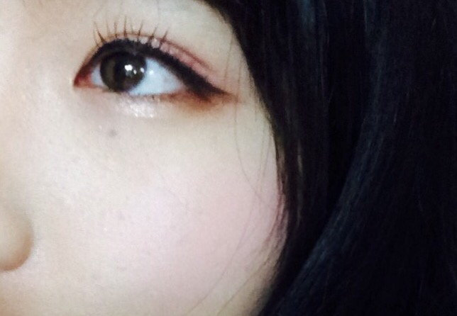 눈 아이홀을 삐아 모태청순으로 음영을 잡아주고 눈 앞머리에서 중간까지 아멜리 웨딩부케를 발라준다!!