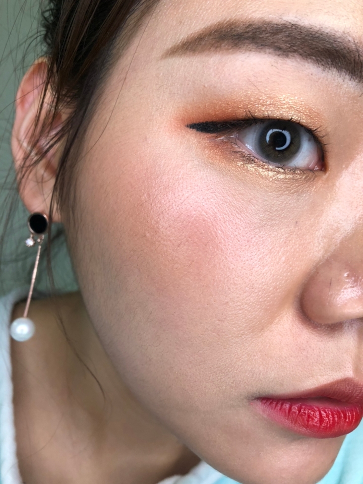 그 날 블랙쿠션으로 화장하고 수정화장 일도 안하고 집에 와서 찍었던 셀카입니다. 
 여러분? 이 날 겁나 추웠는데 또 실내 들어가면 히트때문에 피부 갈라지고 난리나잖아요. 근데 수정 1도 없이 피부가 저랬다니까요? ㅎㅎ

믿고 쓰십시오. 헬렐루야.

그럼 이만 헤라 덕후는 물러갑니다. 안냥!!