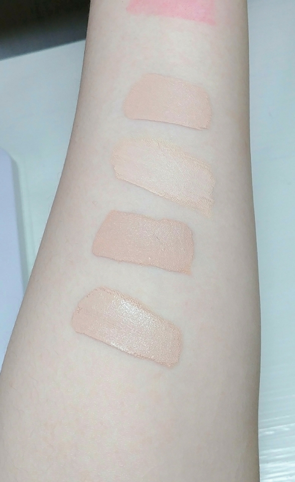 다크닝 보시라고 올려요!

첫번째 - 바른지 약 10분 후 1호 클리어베이지
두번째 - 바른 직후의         1호 클리어베이지
세번째 - 바른지 약 10분 후 1.5호 내추럴베이지
네번째 - 바른 직후의         1.5호 내추럴베이지
입니다!

다크닝이... 심해요! 
보통 다크서클은 밝은 컨실러로 가리시는분이 많으신데 원래는 자기피부톤과 비슷한 톤으로 가리는데 훨씬 효과적이라고 해요

그래서 전 제 피부톤과 딱인 1호로 가리면 되겠거니 햇지만 다크닝이 오고나면 살짝 칙칙해질 수도 있겠다 싶어요

특히 1.5호 내추럴베이지는 다크닝이 오면 회빛과 주황빛이?! 더 올라와서 색이 탁해지는게 더 심했어요