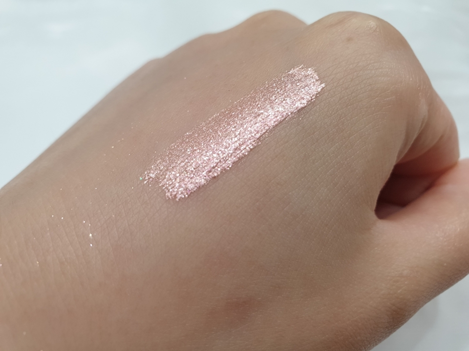 
진한발색 스윽

묽지 않고 정말 리퀴드섀도우처럼 나와서 좋아요.