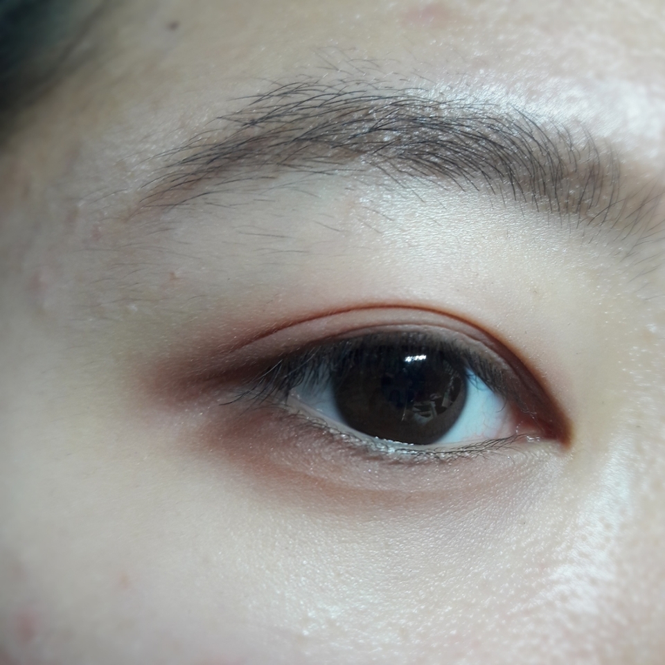 쌍테를 붙여준 후 붉은빛도는 무펄섀도우를 전체로 깔고 좀 더 어두운 쉬머 한 섀도우를 눈 앞, 눈 꼬리,삼각존에 발라줍니다
(쌍테 붙이는 방법은 나중에 올릴 예정이에요~)