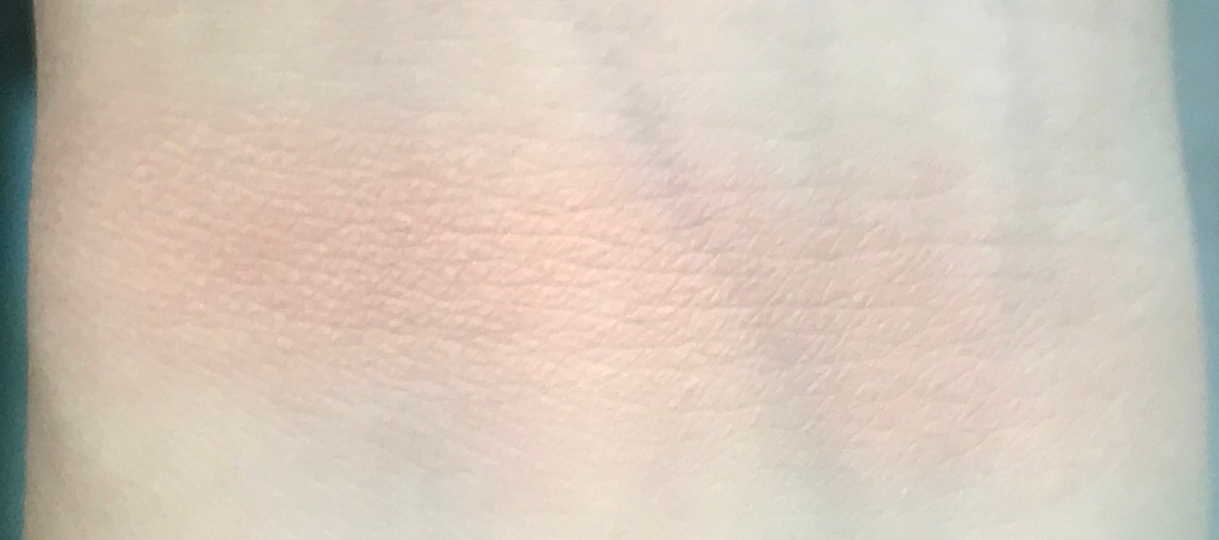 손목에 발라봤어요 진하게 바르면 중간쪽 색감으로 올라가고 연하게 바르면 끝쪽 색감으로 올라갑니당