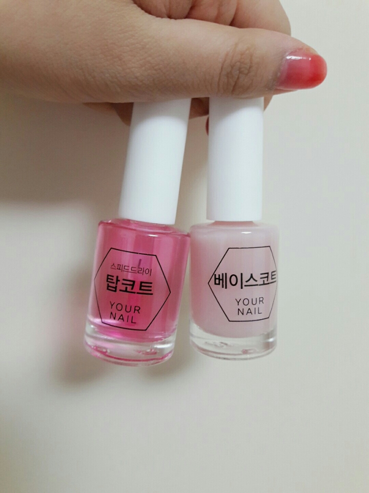 탑코트 투명도 있지만 저는 좀더 빨리 마르는 핑크탑코트로 샀어요~