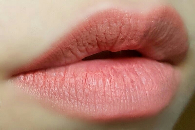 매트한 제형이라 (심각하게 매트하지는 않아요)입술 관리 해주신 후에 발라주는 게 좋을 것 같아요
그리고 아무래도 립 라이너다 보니까 풀립 채우려면 인내심이 좀 필요하더라구요^^;;그래도 색이 이쁘니까 만족스럽긴 해요